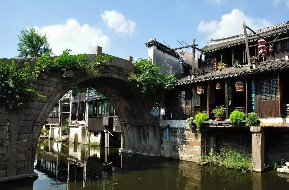 “操碎心宝爸”走红,喂3胞胎小棉袄吃饭,现场混乱但超有爱